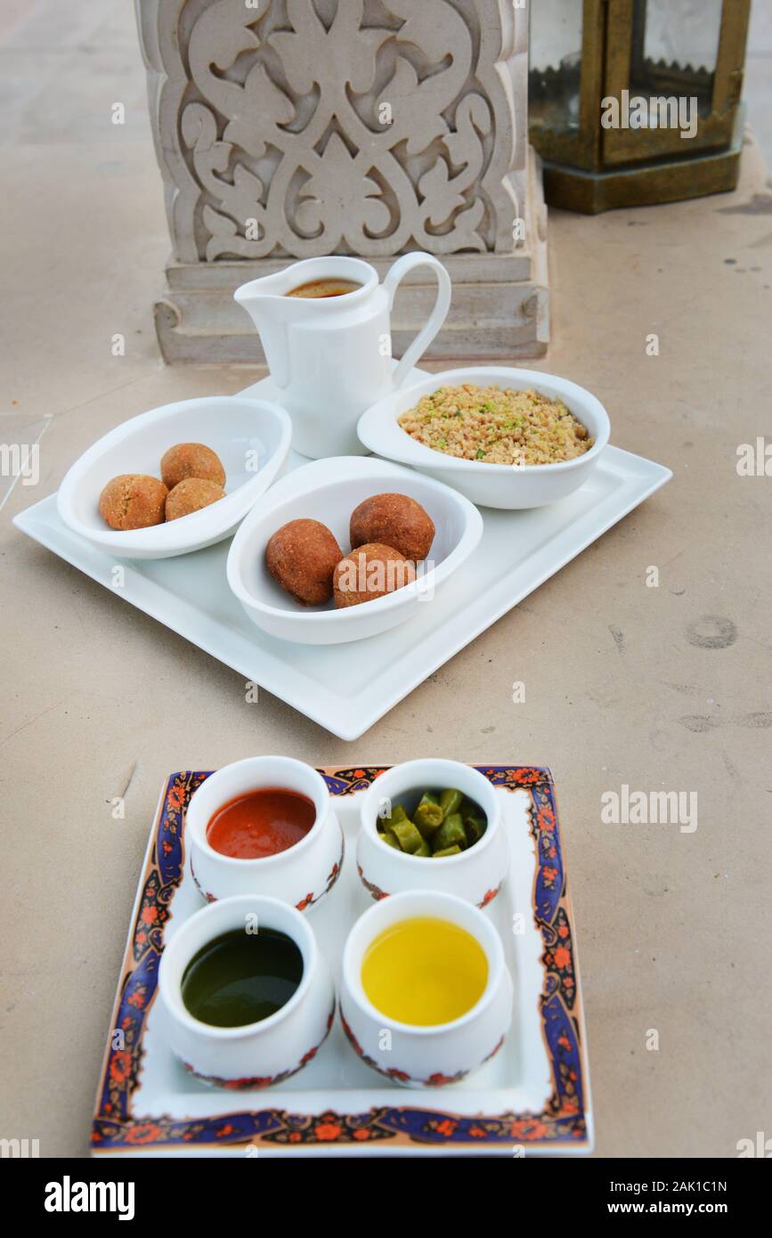 Dal Baati Churma est le plat le plus populaire de la cuisine Rajasthani. Ce repas est une partie estimée de chaque ménage Rajasthani. Banque D'Images