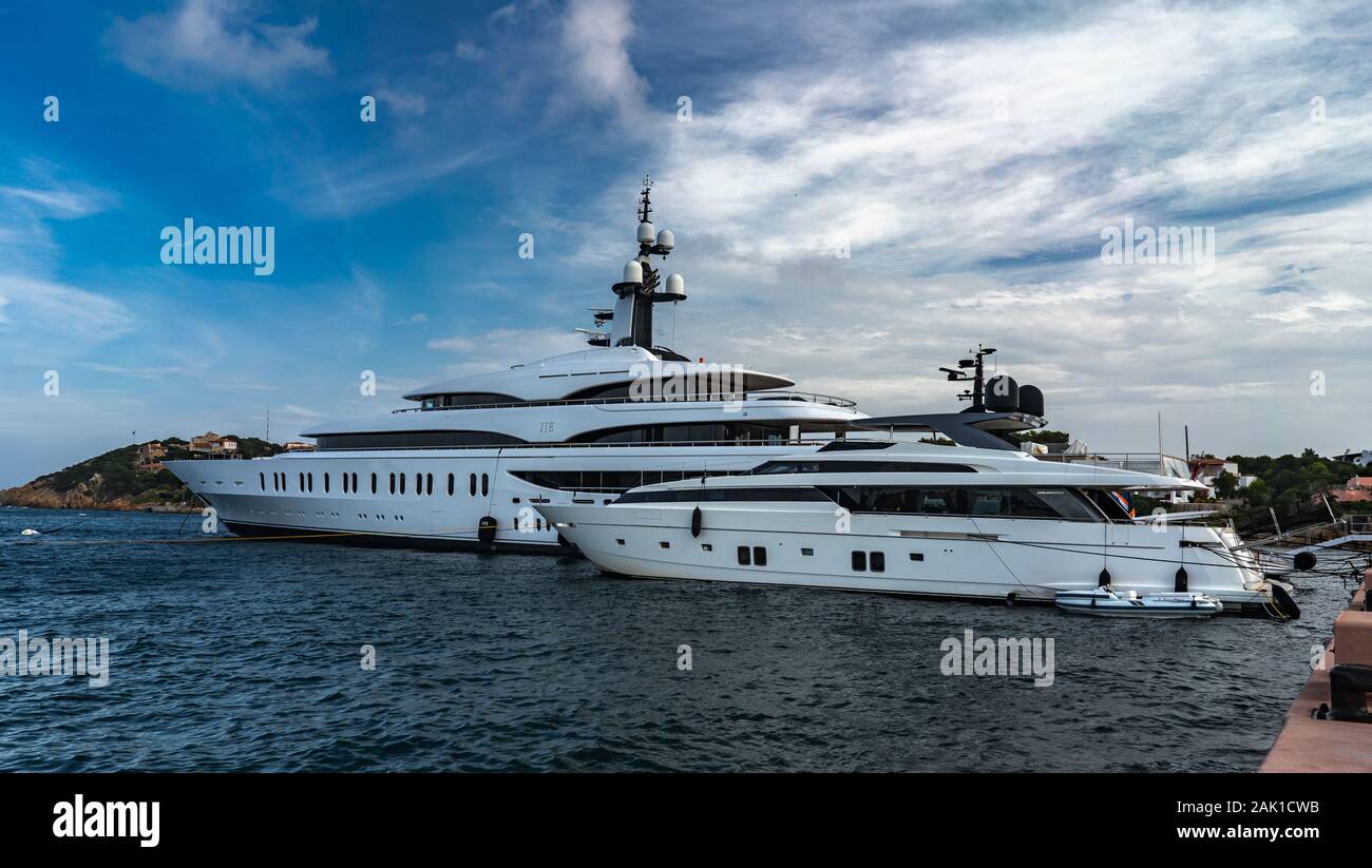 Vue sur les yachts de luxe à Porto Cervo. Luxueux yachts dans le port de Porto Cervo, Sardaigne. Banque D'Images