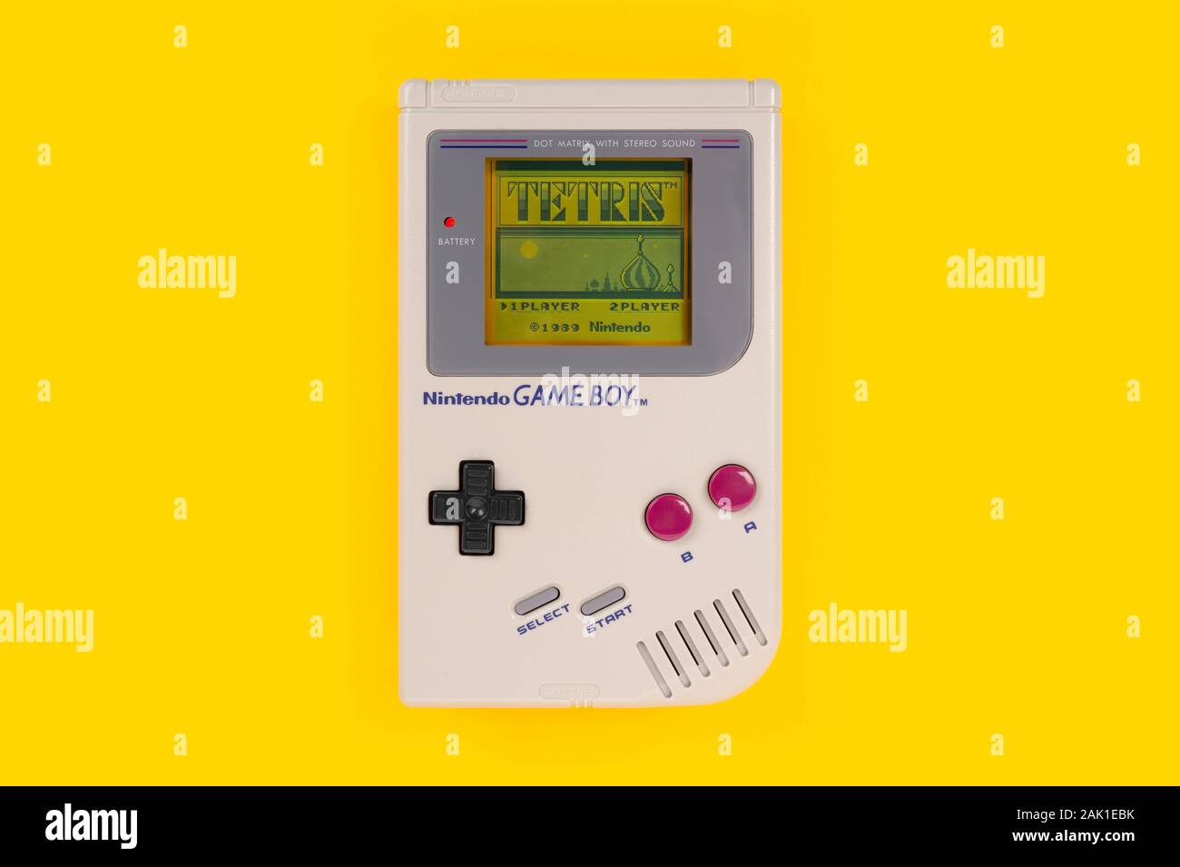 L'écran d'introduction du jeu Tetris comme vu sur un 1989 Nintendo Game Boy tourné sur un fond jaune. Banque D'Images