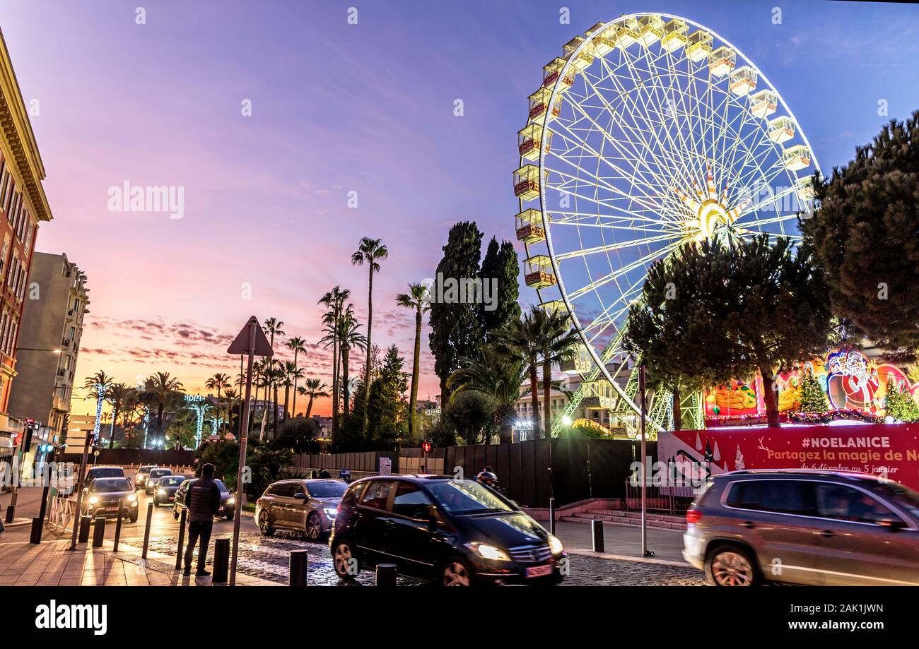 Une grande roue et Funfare en Place Massena Square de nuit Nice France Banque D'Images