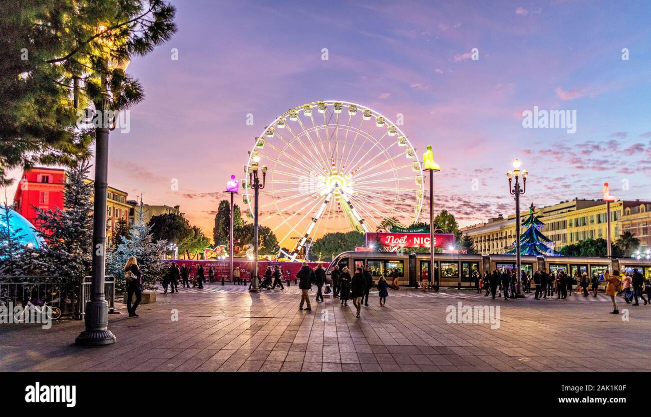 Une grande roue et Funfare en Place Massena Square de nuit Nice France Banque D'Images