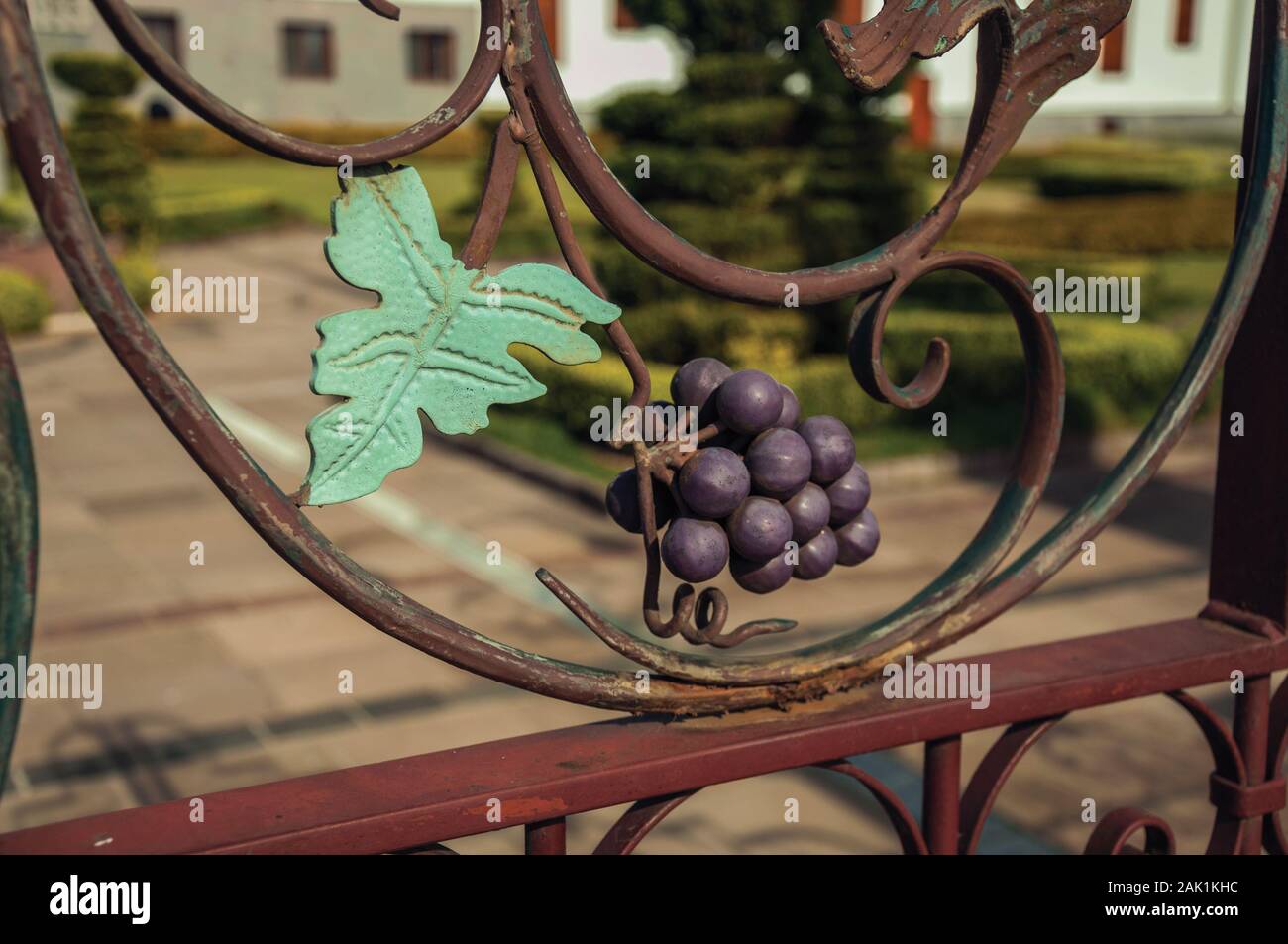 Les feuilles de vigne et de raisin décoratif sur porte de fer forgé dans une propriété viticole près de Bento Gonçalves. Un pays producteur de vin dans la ville du sud du Brésil. Banque D'Images