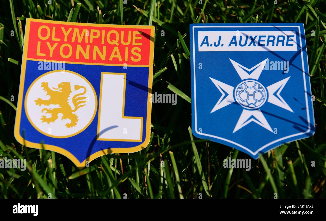 6 septembre 2019, Paris, France. Emblèmes de clubs de football français l'Olympique Lyonnais et Auxerre sur l'herbe verte de la pelouse. Banque D'Images