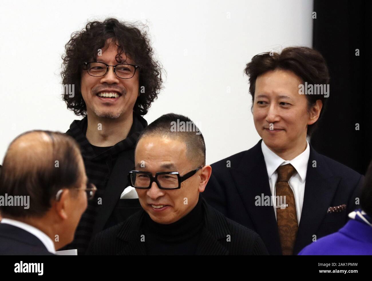 Tokyo, Japon. 6 janvier, 2020. Dessinateurs de Naoki Urasawa, Hirohiko Araki (R) et graphiste Taku Satoh (C) assister à la cérémonie d'ouverture des Jeux Olympiques et Paralympiques de Tokyo 2020 affiches d'art officiel exposition au Musée d'Art Contemporain de Tokyo le lundi, Janvier 6, 2020 sur les 200 jours avant le Tokyo 2020 Jeux. Affiches d'art produit par des artistes japonais et étrangers s'affiche au Musée du 7 janvier au 16 février. Credit : Yoshio Tsunoda/AFLO/Alamy Live News Banque D'Images