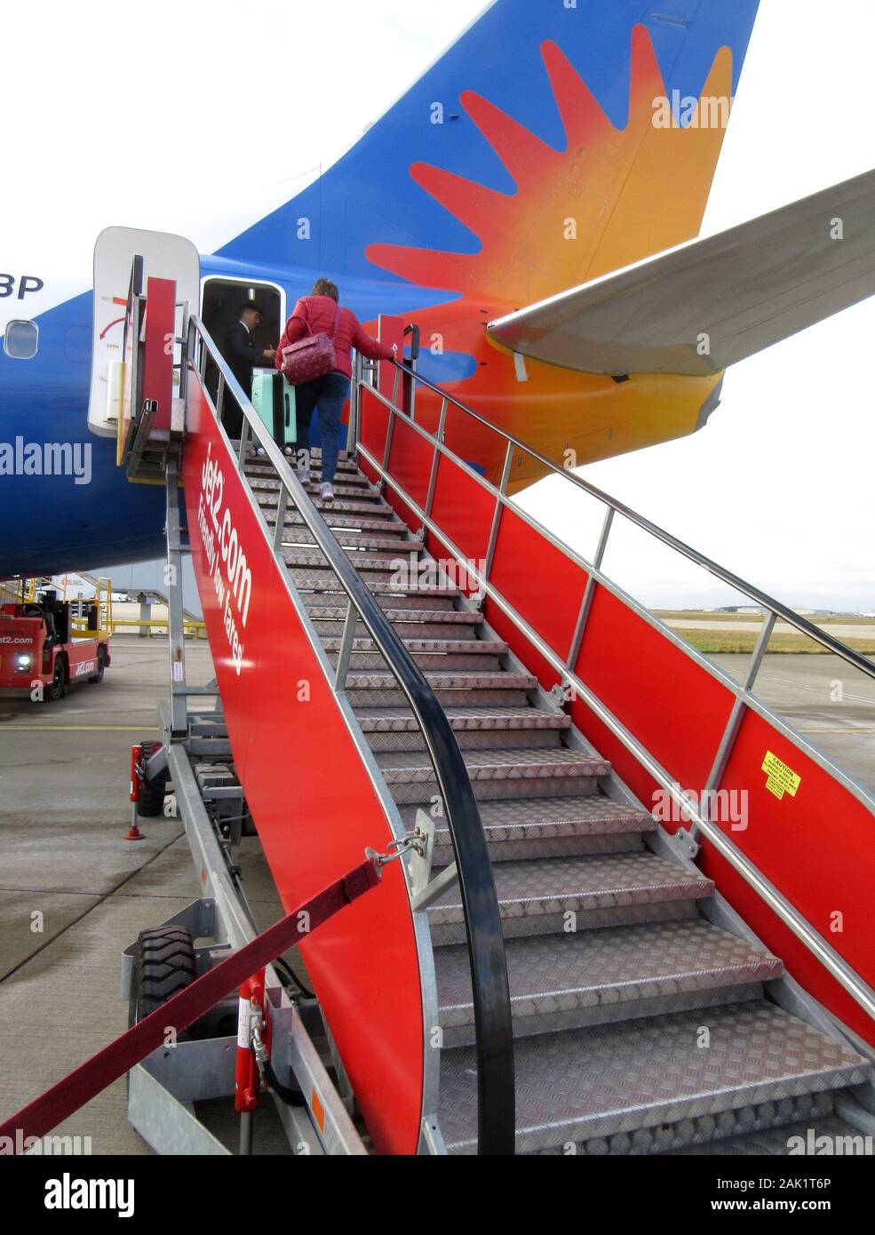 Le passager monte comme Budget UK forfait Vacances Jet2 société Boeing 737 en prévision du décollage à l'aéroport de Stansted. Banque D'Images