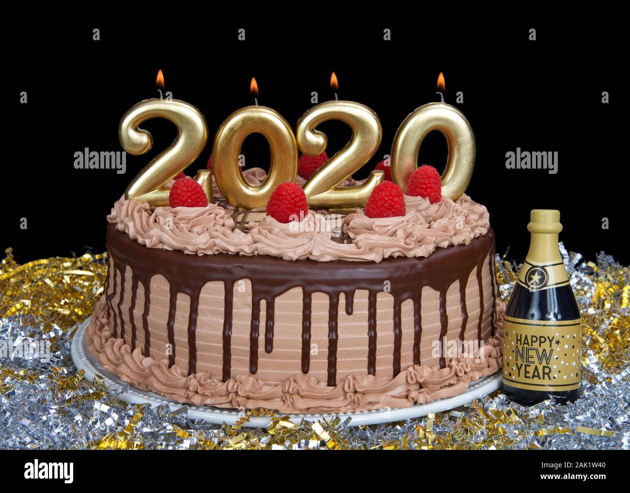 Gateau Chocolat Framboise Avec Ganache Chocolat Sur Une Table De Fete Avec Des Confettis D Or Et D Argent Bonne Annee Bougies Et Bouteille Miniature De Photo Stock Alamy