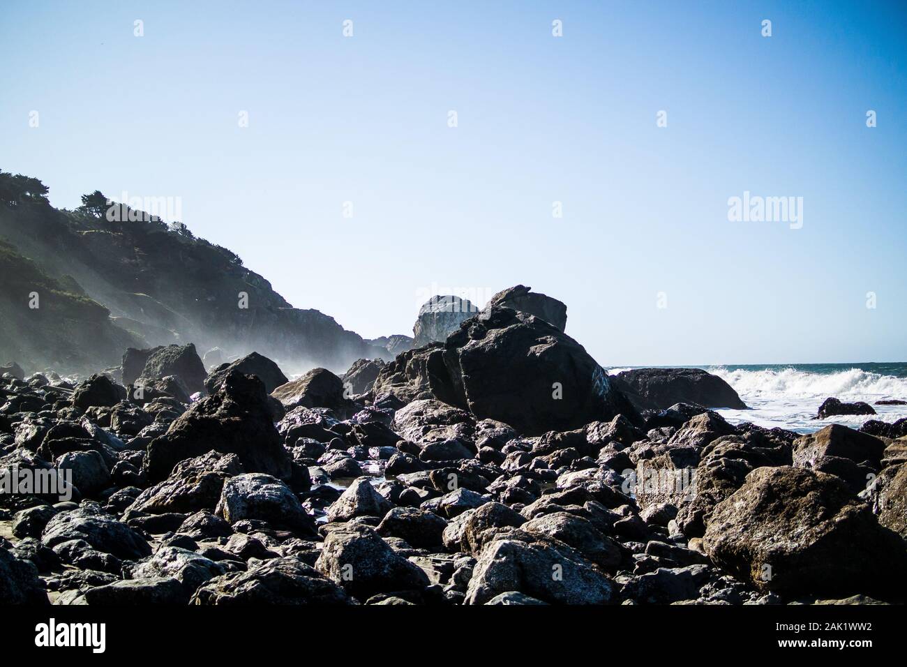 Mile Rock Beach, Lands End Trail, baie de San Francisco - rochers et océan le jour des hivers ensoleillés. Banque D'Images