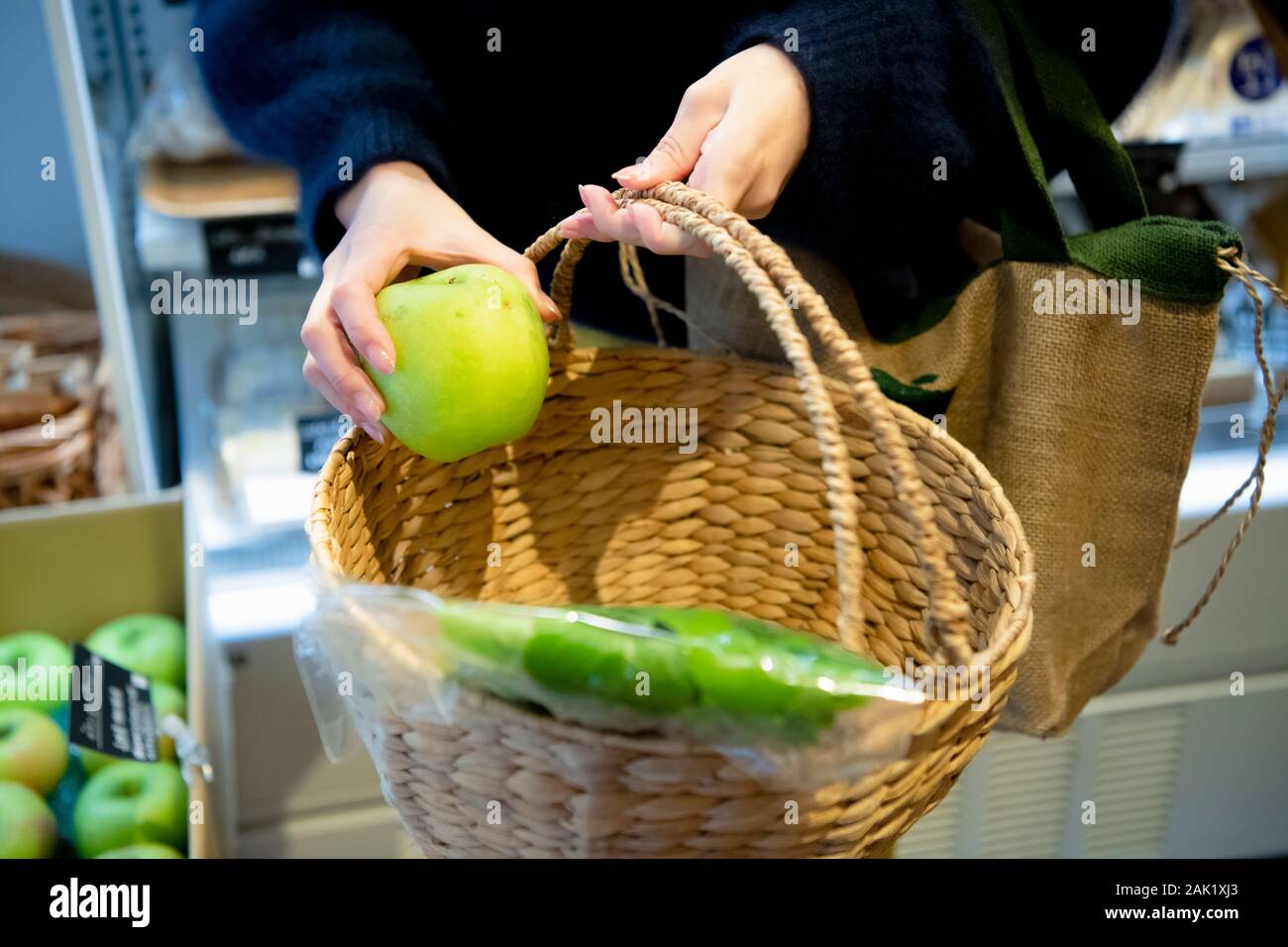 Panier en rotin, de pomme et de légumes biologiques Banque D'Images