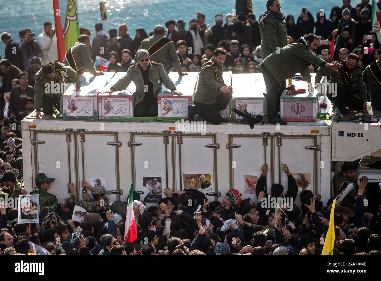 Téhéran, Iran. 6 janvier, 2020. Les gens assistent à la cérémonie funéraire du général iranien Qassem Soleimani à Téhéran, Iran, le 6 janvier 2020. Des centaines de milliers d'iraniens à Téhéran le lundi pleuré l'assassinat de Qassem Soleimani. Credit : Ahmad Halabisaz/Xinhua/Alamy Live News Banque D'Images