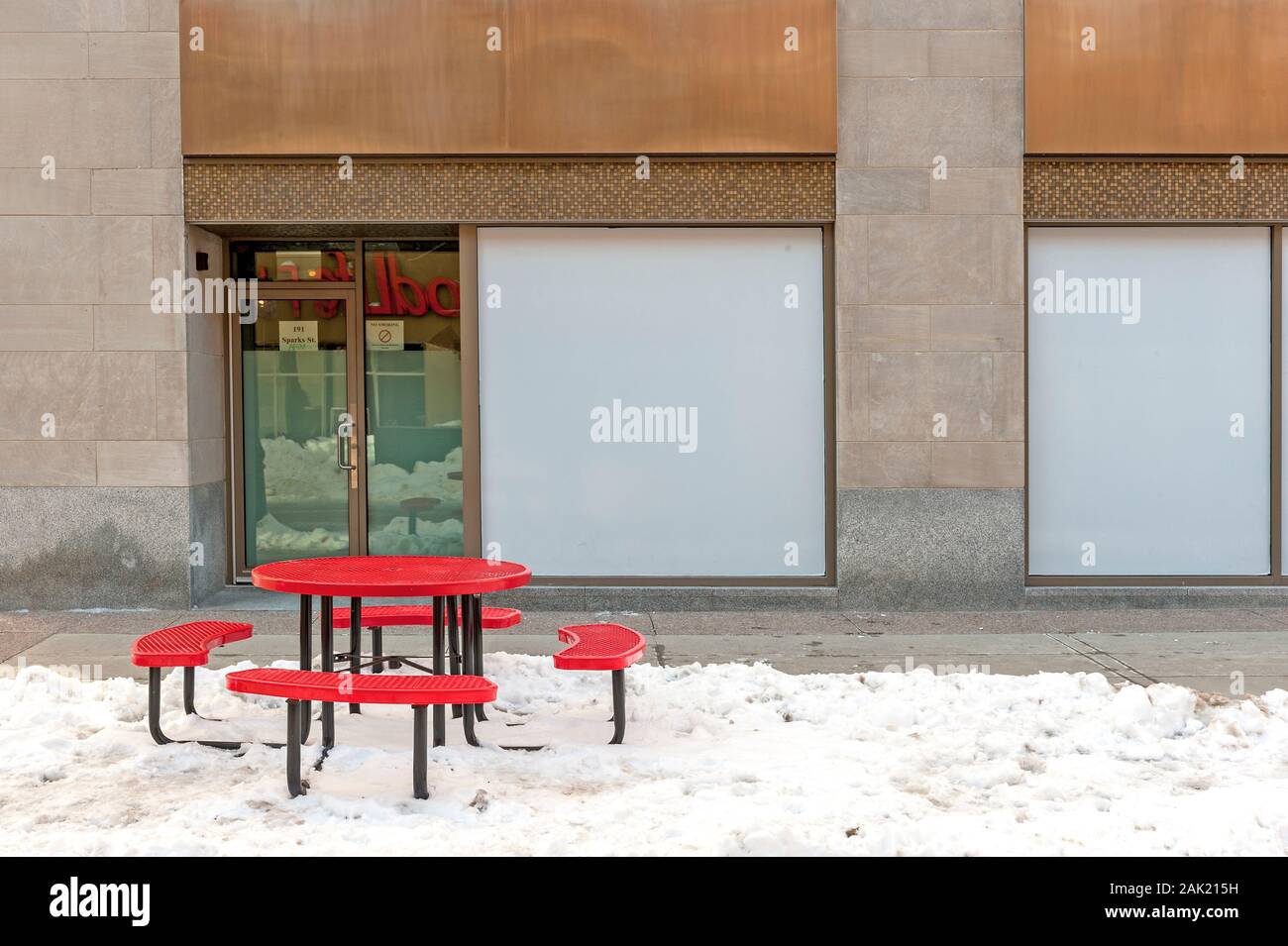 Table de pique-nique dans la neige rouge Banque D'Images