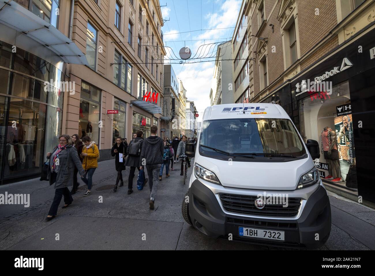 BRNO, République tchèque - 4 novembre 2019 - PPL logo sur un camion de livraison à Brno centre. Le PPL, ou professionnel de la logistique des colis, DHL est un partenaire tchèque fournissant Banque D'Images