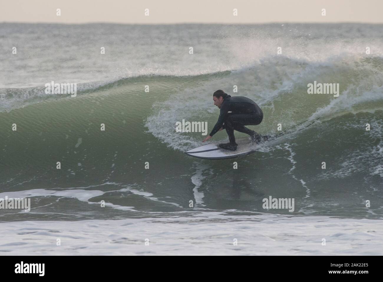 Un homme surf au large de la côte de l'Ano Nuevo State Park dans le comté de San Mateo en Californie. Banque D'Images