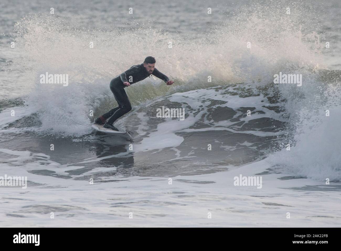 Un homme surf au large de la côte de l'Ano Nuevo State Park dans le comté de San Mateo en Californie. Banque D'Images