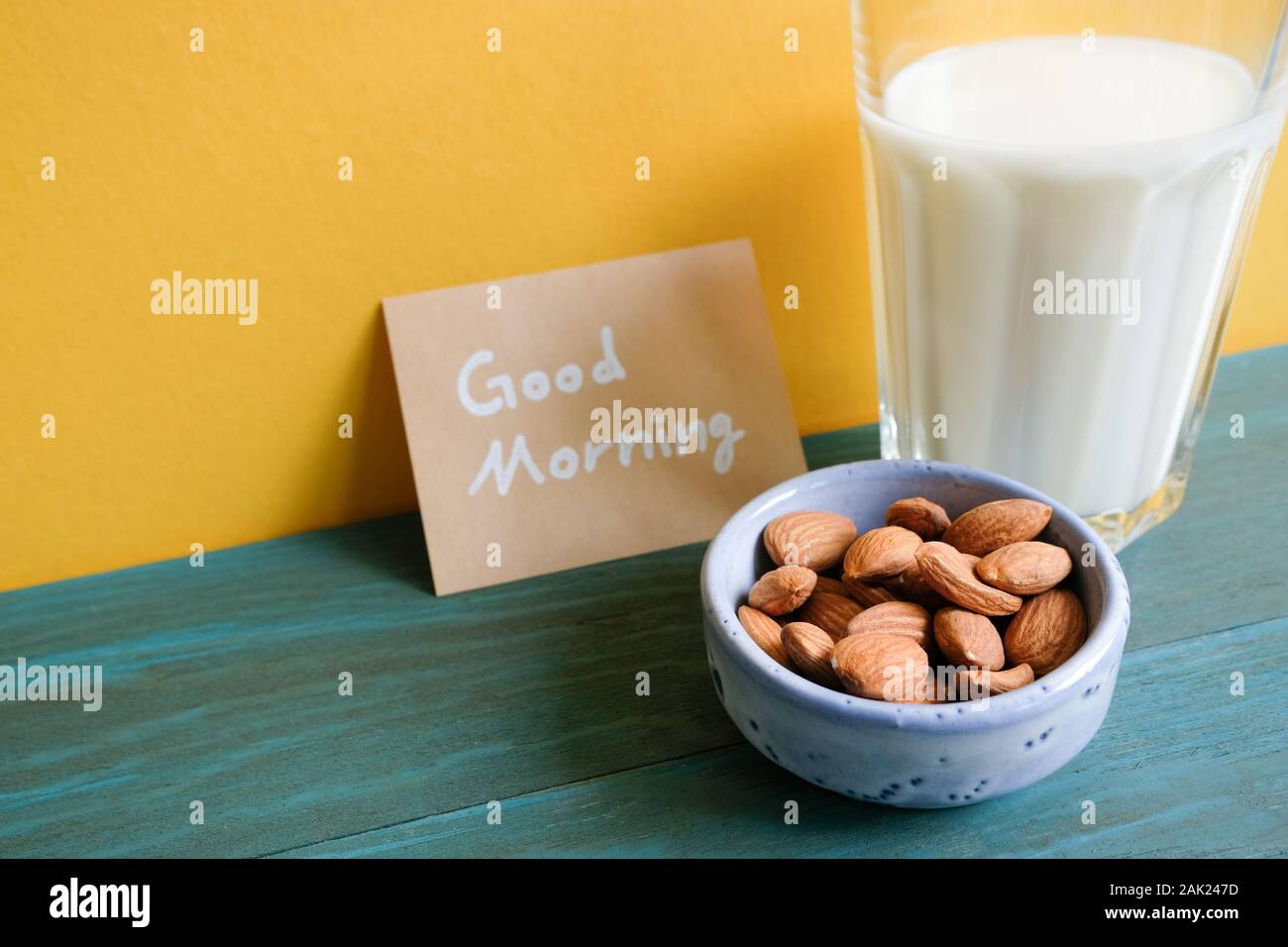 Le lait d'amande et de bon matin message sur table en bois Banque D'Images