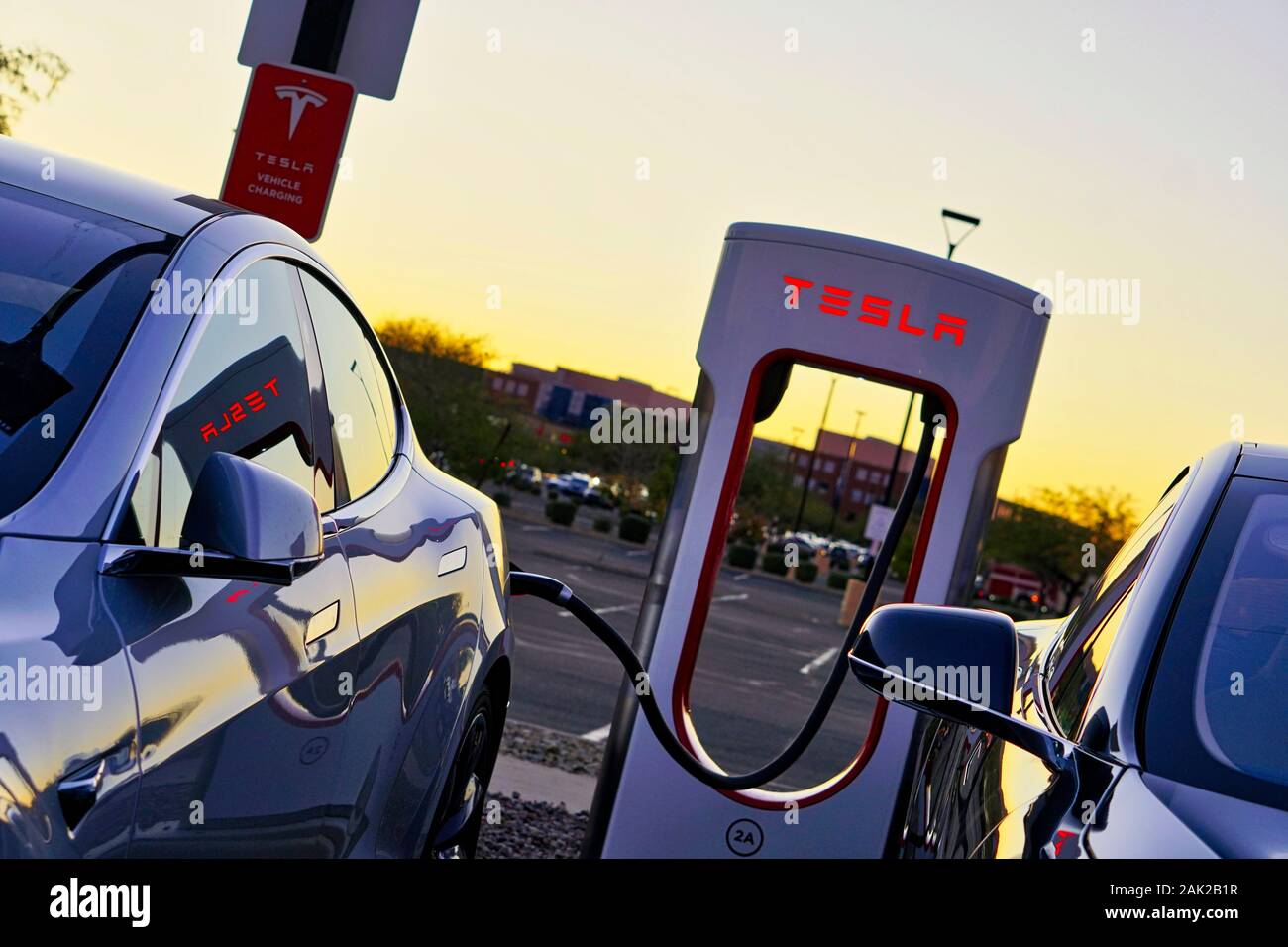 Rechargement des véhicules électriques Tesla à un Phoenix, Arizona Supercharger le 6 janvier 2020. Banque D'Images