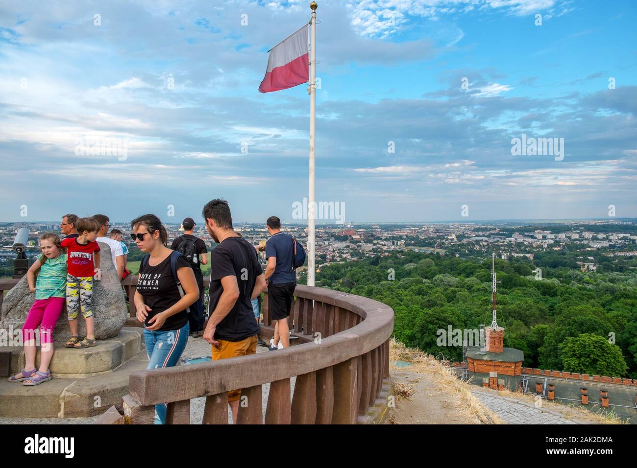 Les touristes se tenir sur le haut de la butte de Kosciuszko à Cracovie, Pologne, en vue de la ville dans la distance Banque D'Images