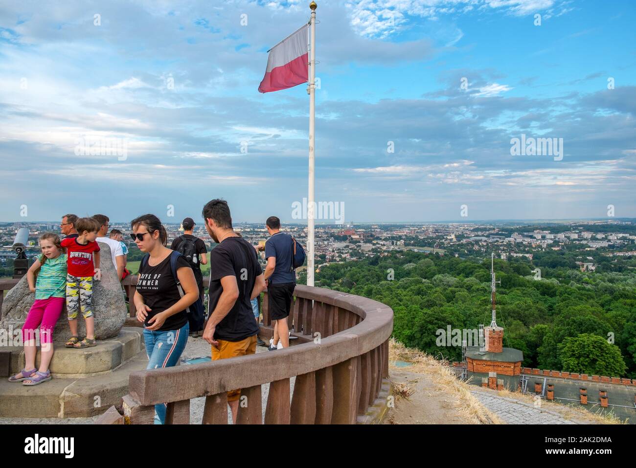 Les touristes se tenir sur le haut de la butte de Kosciuszko à Cracovie, Pologne, en vue de la ville dans la distance Banque D'Images