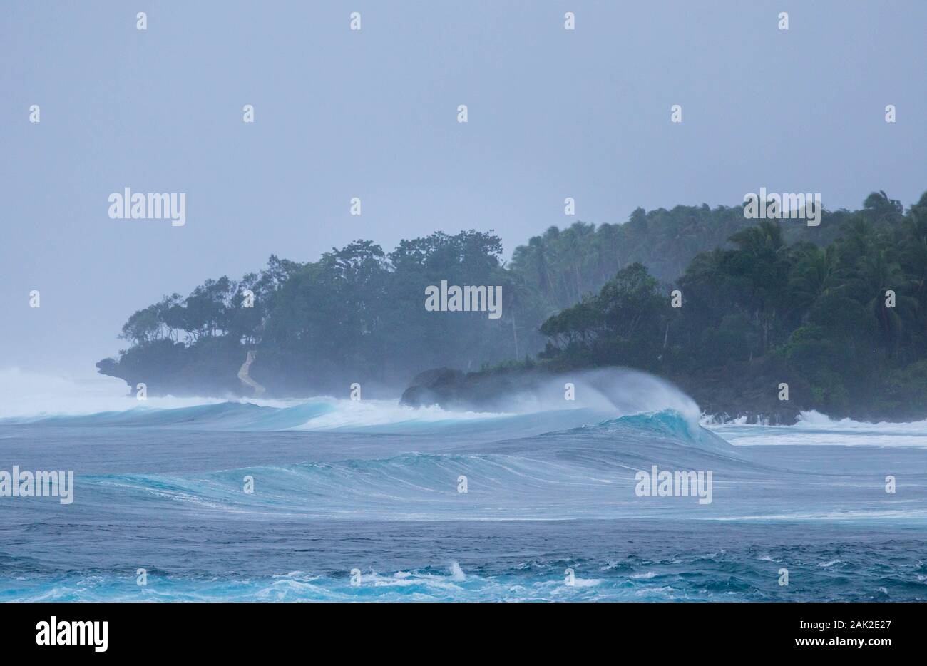 Fouettée de vent vague hors pulvérisation en pleine tempête conditions côtières Banque D'Images