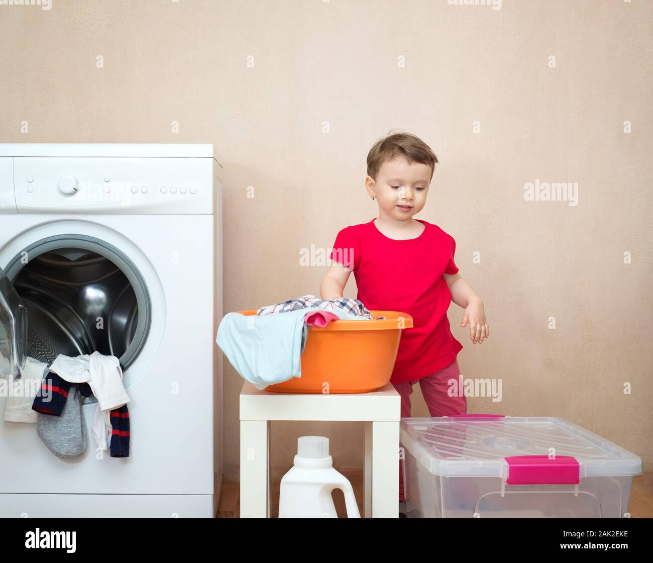 Petite fille faire la lessive pres d un lave linge Photo Stock Alamy