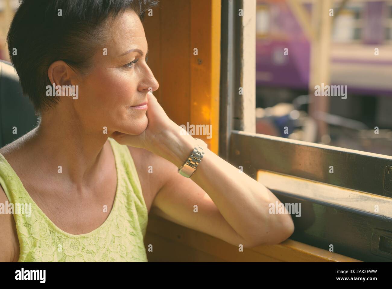 Belle maturité touristique scandinave femme à la gare de Bangkok, Thaïlande Banque D'Images