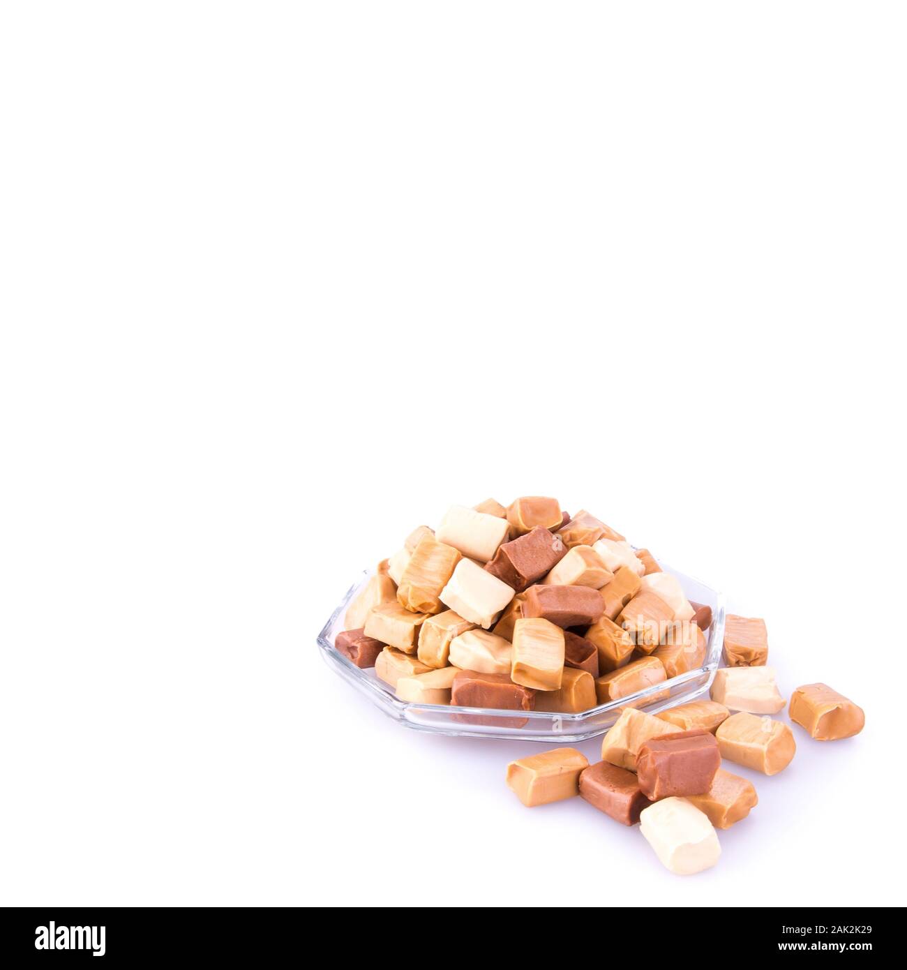 Bonbons bonbons au caramel ou sur un fond blanc Banque D'Images