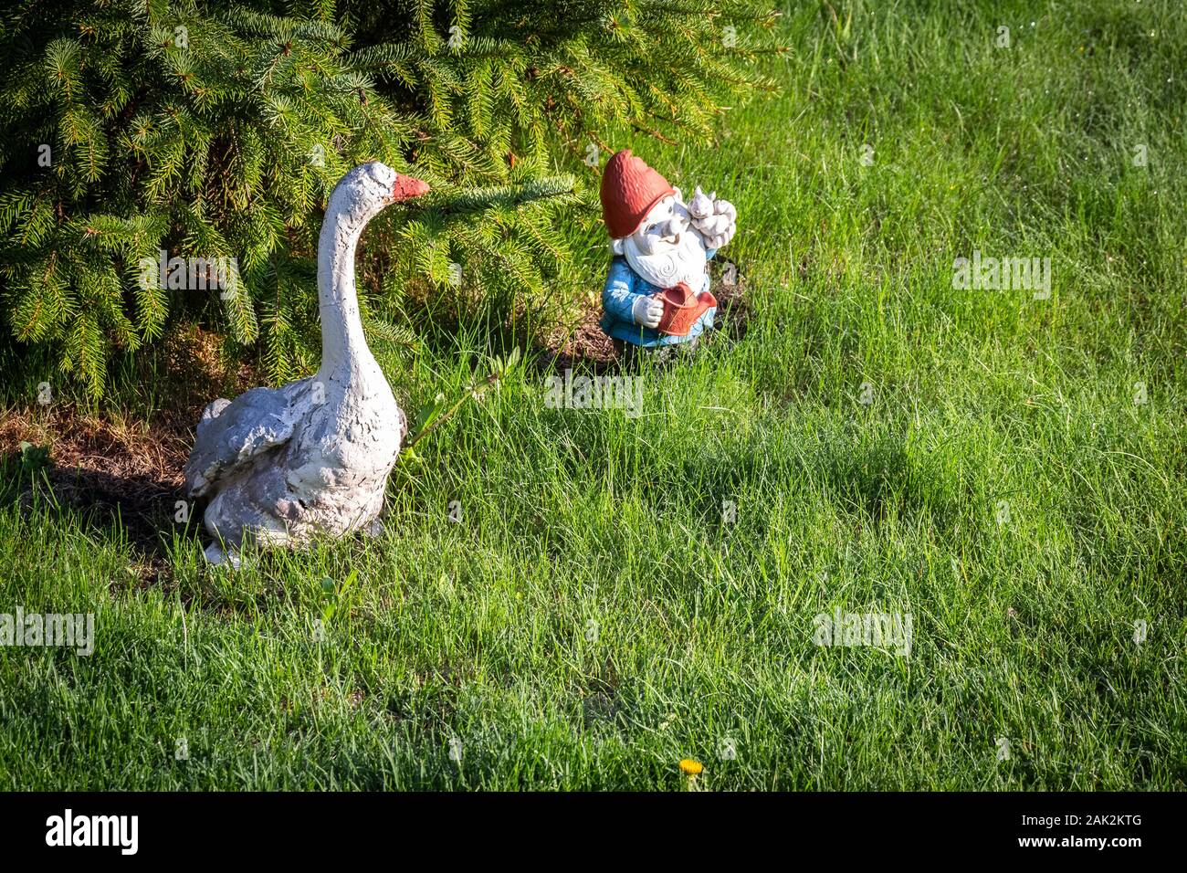 Figurines en plâtre ancien jardin sur la pelouse dans le jardin. Banque D'Images