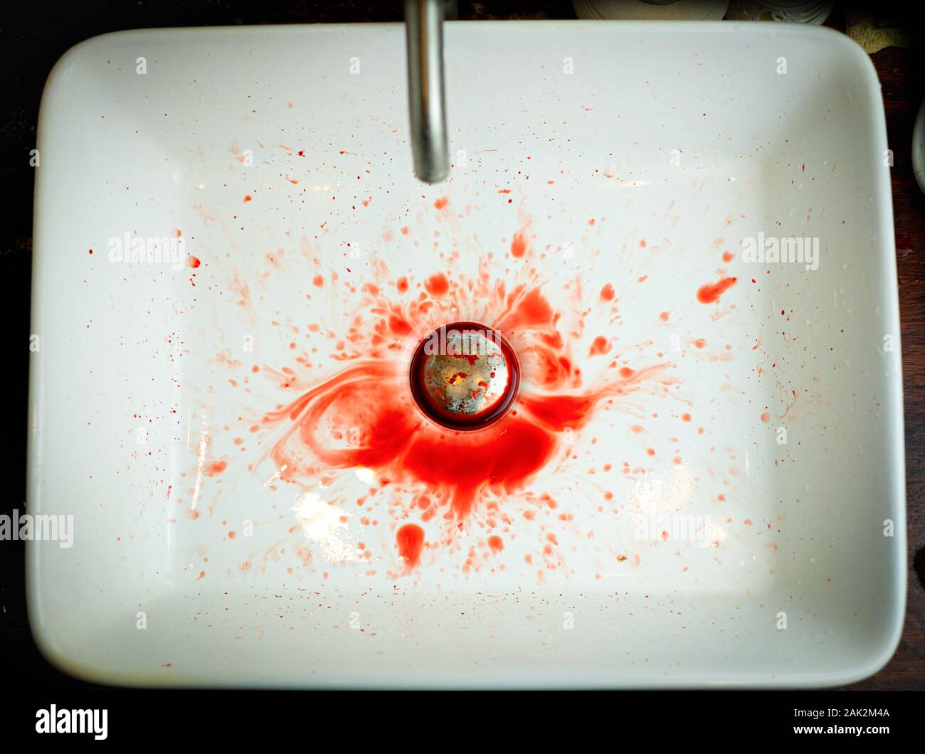 De nombreuses gouttes de sang dans le lavabo dans la salle de bain, lavabo et sanglante Banque D'Images