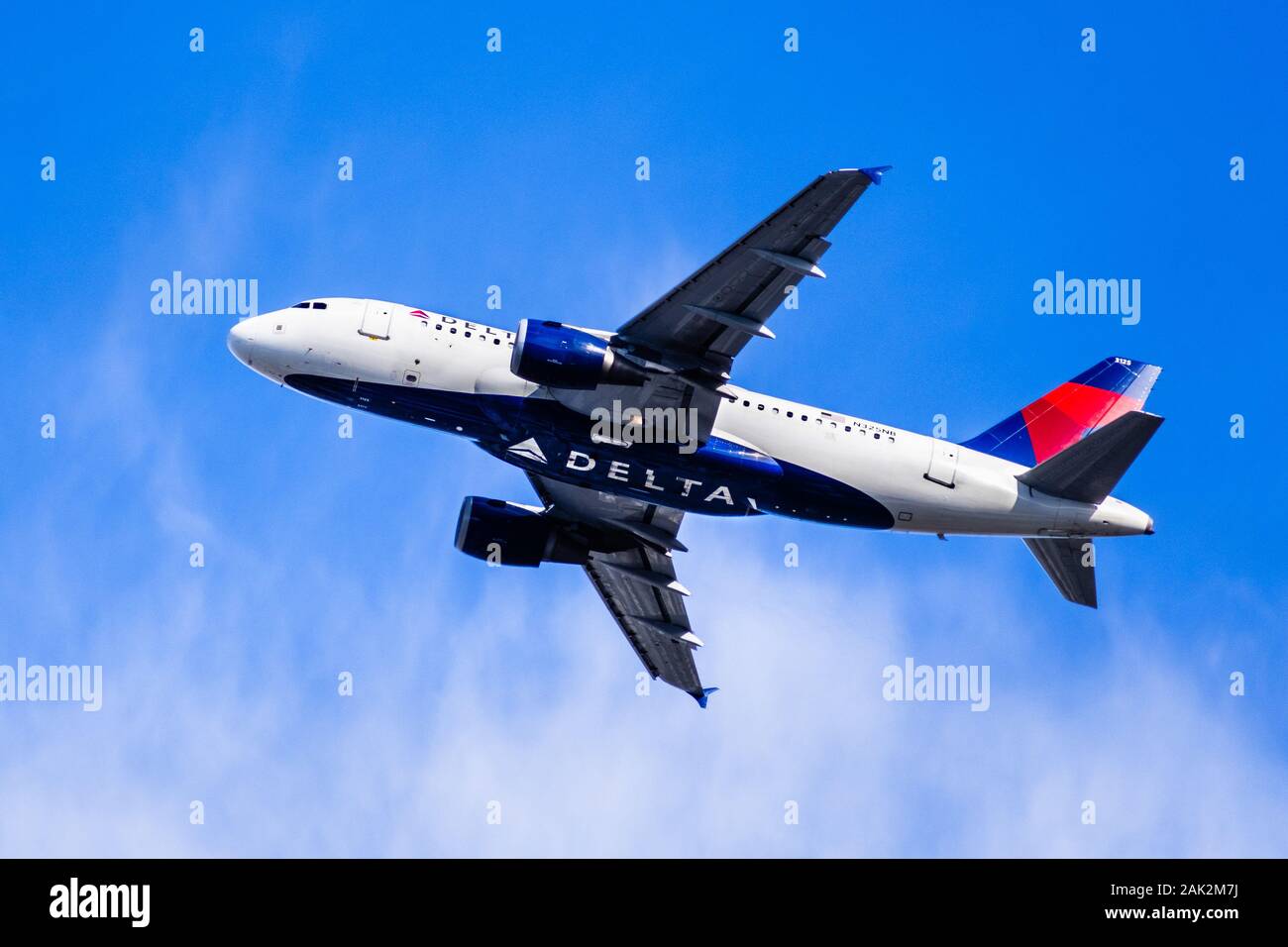 Dec 27, 2019 San Jose / CA / USA - Delta Airlines avion en vol ; le Logo Delta visible sur l'avion ; les bas-fond de ciel bleu Banque D'Images