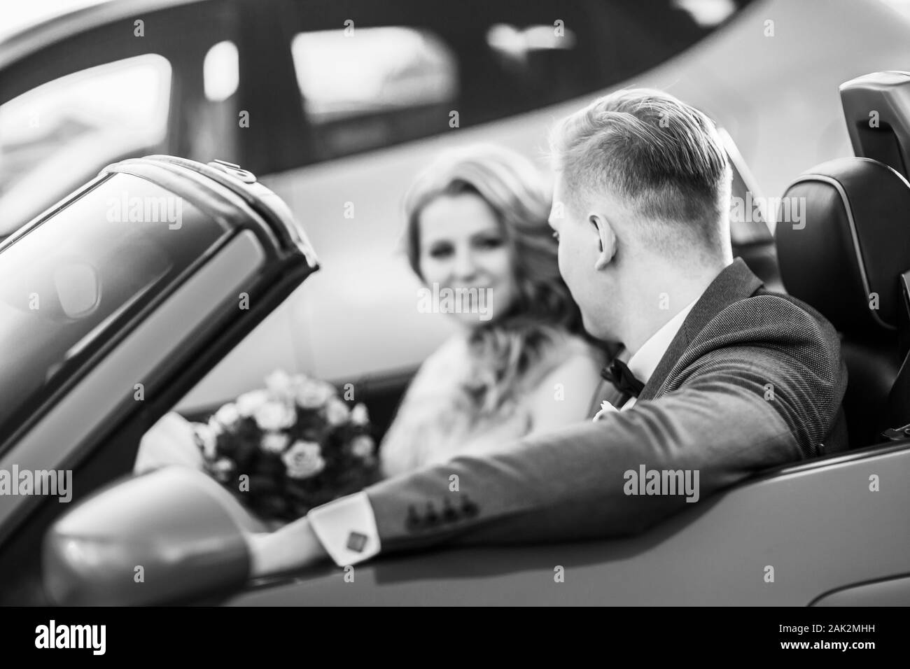 Homme dans une voiture de luxe Banque d'images noir et blanc - Alamy