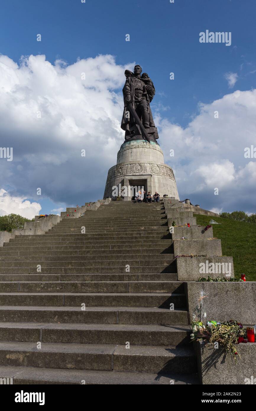 Mai 2019. Statue de l'Soldier-Liberator, mémorial de guerre soviétique Parc de Treptow Berlin, Allemagne. Beau monument. Escaliers en pierre. Banque D'Images