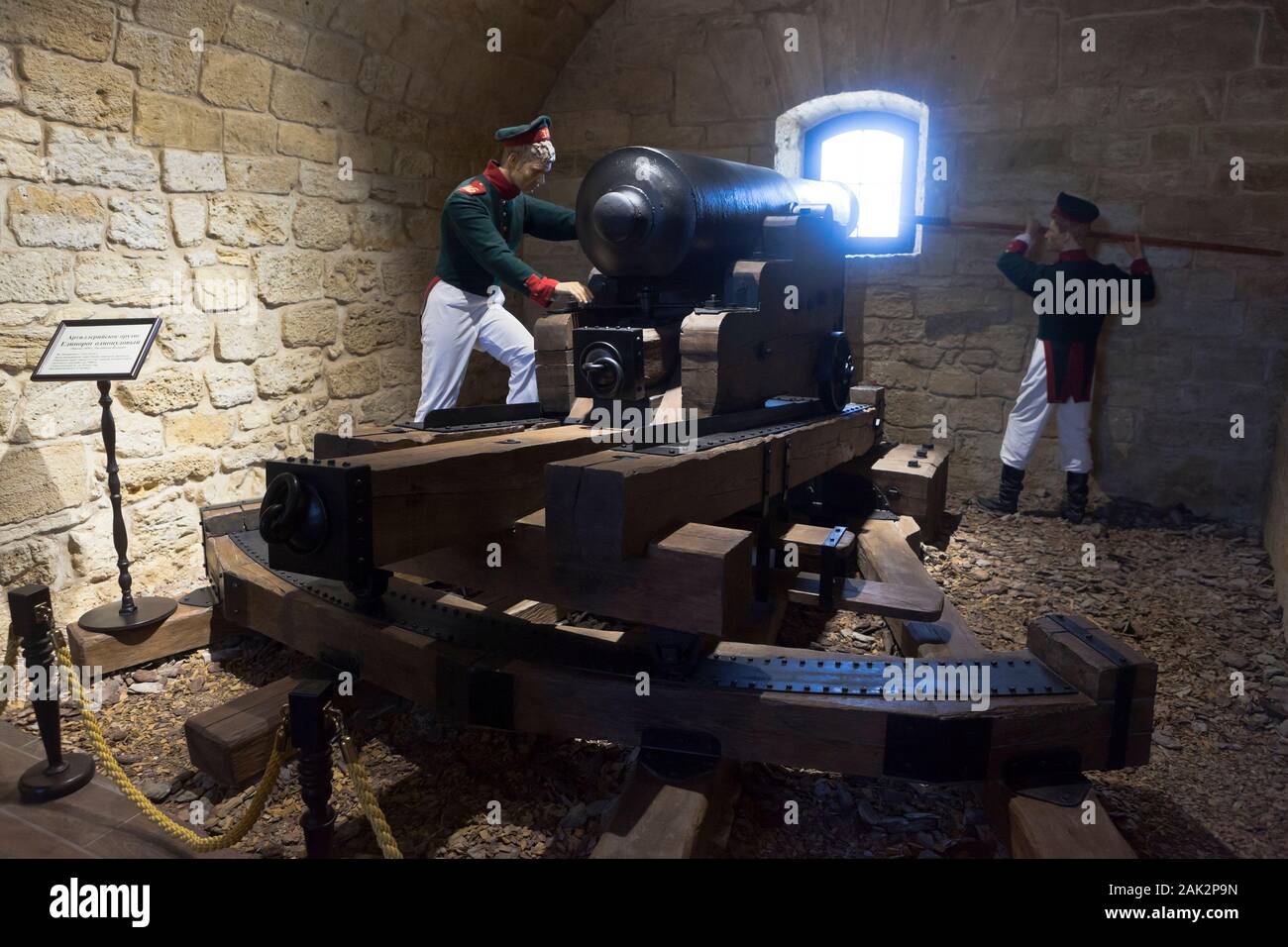 Sébastopol, en Crimée, la Russie - 25 juillet 2019 - canon d'artillerie licorne d'un échantillon de 1838 pud à l'exposition de la batterie Konstantinovskaya mu Banque D'Images