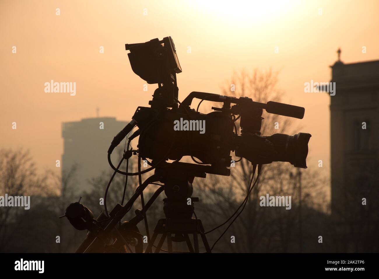 Gros plan du film caméra contre le coucher du soleil dans la ville Banque D'Images