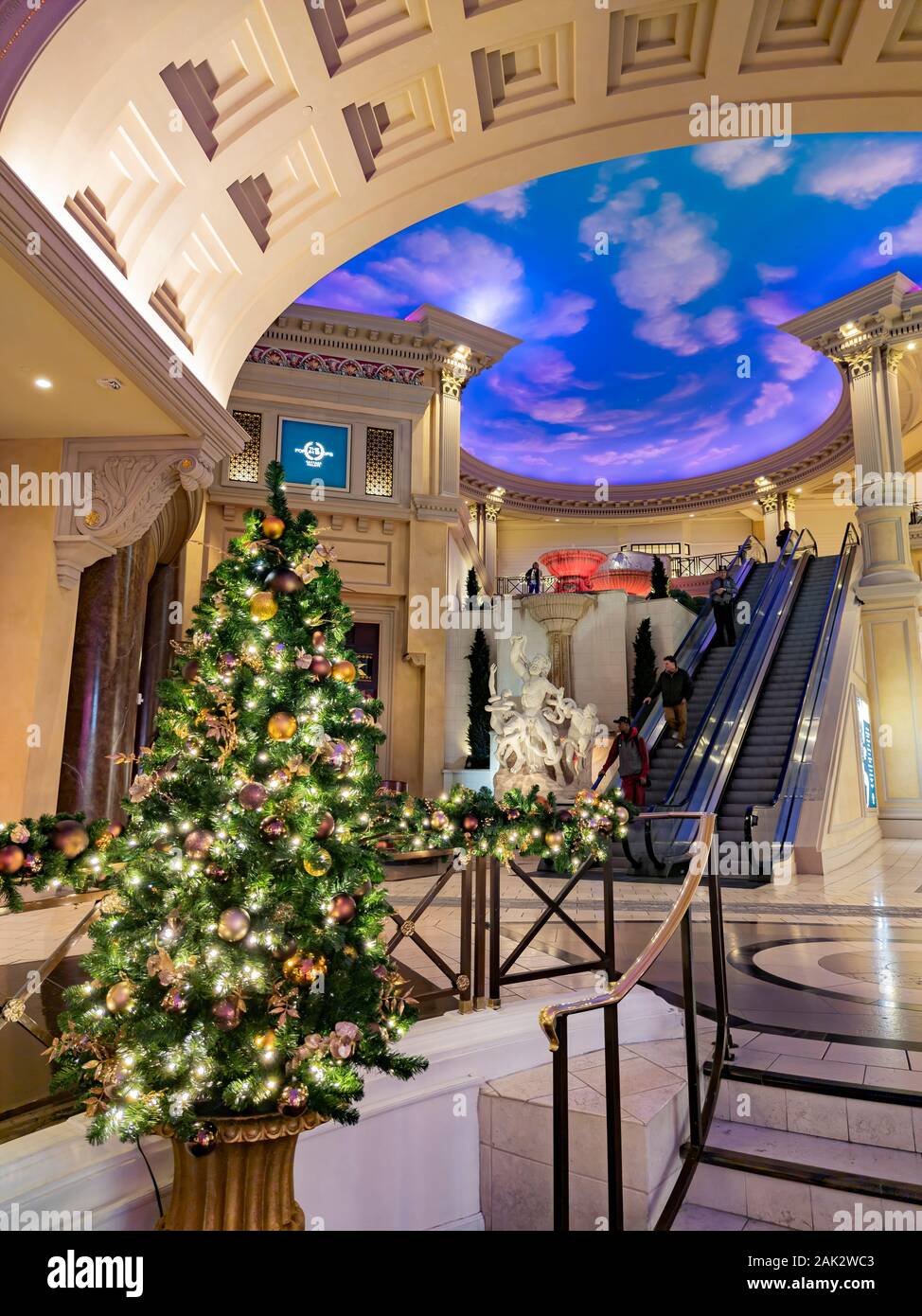 Las Vegas, JAN 1 : grand arbre de Noël dans le Caesars Palace le Jan 1, 2020, à Las Vegas, Nevada Banque D'Images