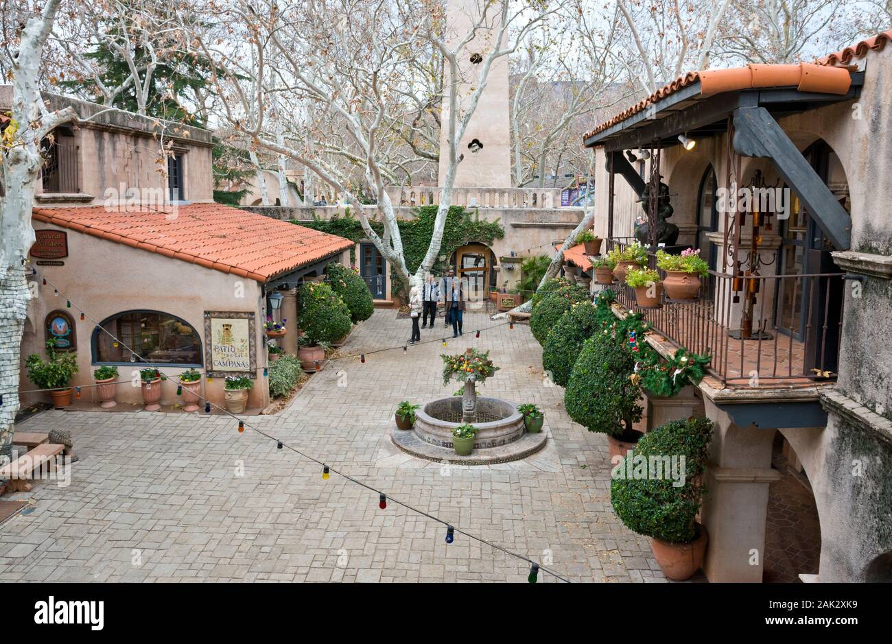 Sedona, Arizona, États-Unis : cour au village artistique et commercial de Tlaquepaque avec décorations de Noël. Banque D'Images