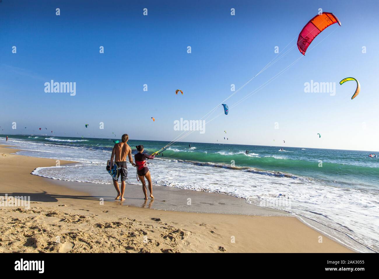 Provinz Cádiz/Tarifa : Kitesurfer an der Playa de los Lances, Andalusien | conditions dans le monde entier Banque D'Images