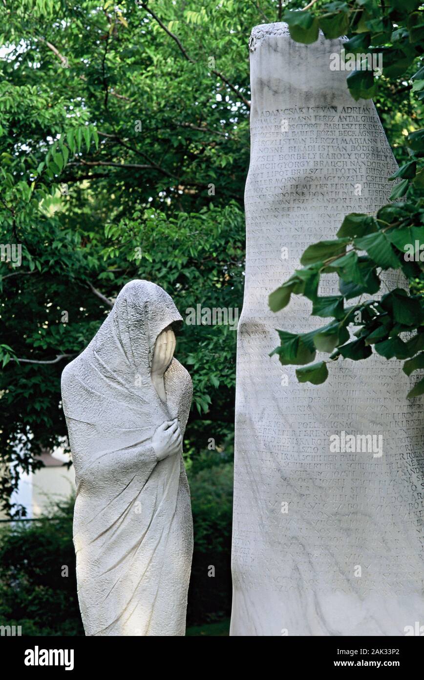 Une sculpture et une pierre sont situés à proximité de l'église de Katholic Siofok, Hongrie. (Photo non datée) | conditions dans le monde entier Banque D'Images