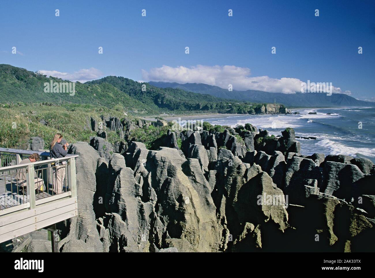 Comme des crêpes en couches d'oeil les 30 millions d'années Pancake Rocks dans le Paparoa National Park sur la côte près de Punakaiki sur l'île du sud de Banque D'Images