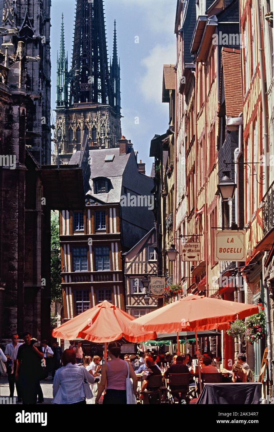 Vue de la rue Martainville avec l'église gothique de Saint Maclou à Rouen dans le département Seine-Maritime, France. (Photo non datée) | worl Banque D'Images