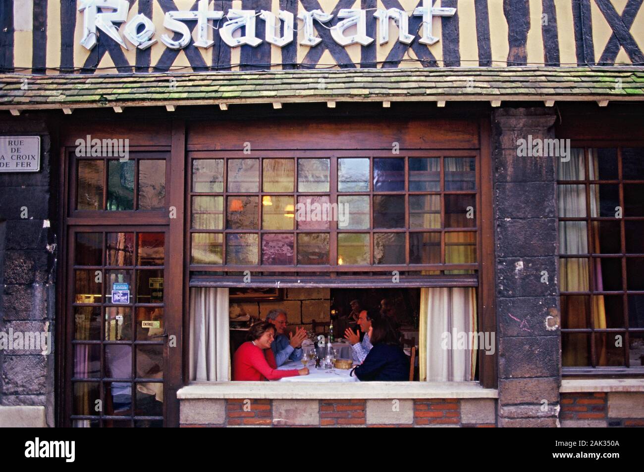 Les gens s'asseoir dans un restaurant à Rouen dans le département de Seine Maritime, France. (Photo non datée) | conditions dans le monde entier Banque D'Images