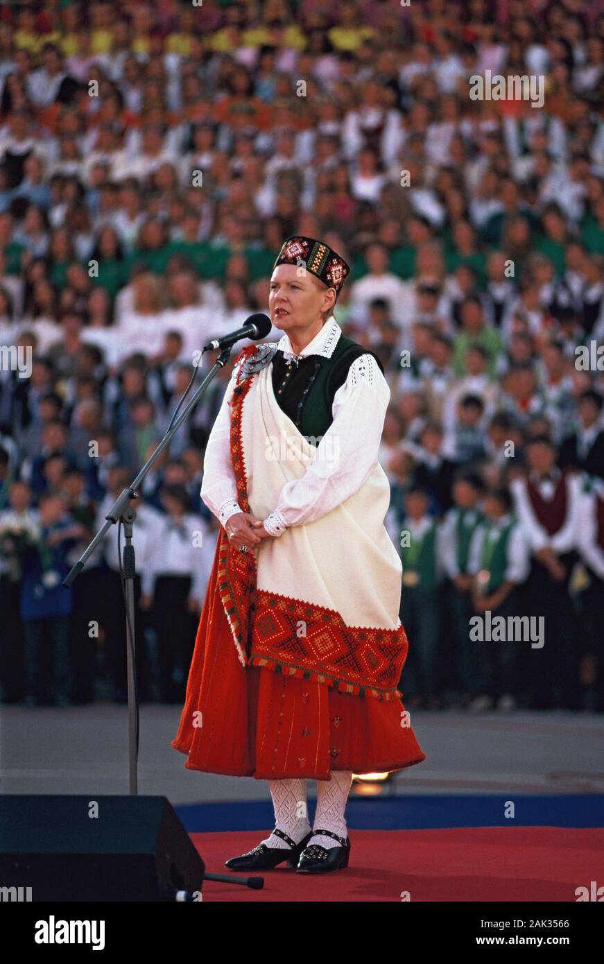 La photo montre le président de la République de Lettonie, Vaira  Vike-Freiberga (né le 01.12.1937 à Riga) dans un costume à la songfestival  à Riga. (Unda Photo Stock - Alamy