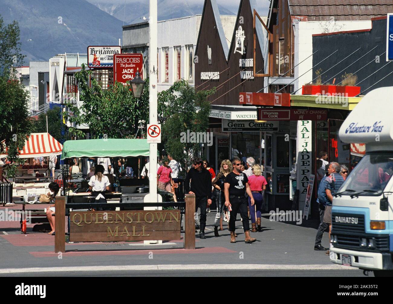 Les piétons qui se promènent dans le centre commercial de Queenstown, une rue commerçante très populaire dans la région de Queenstown. Queenstown est situé dans la région d'Otago sur l'Est du Sud Banque D'Images