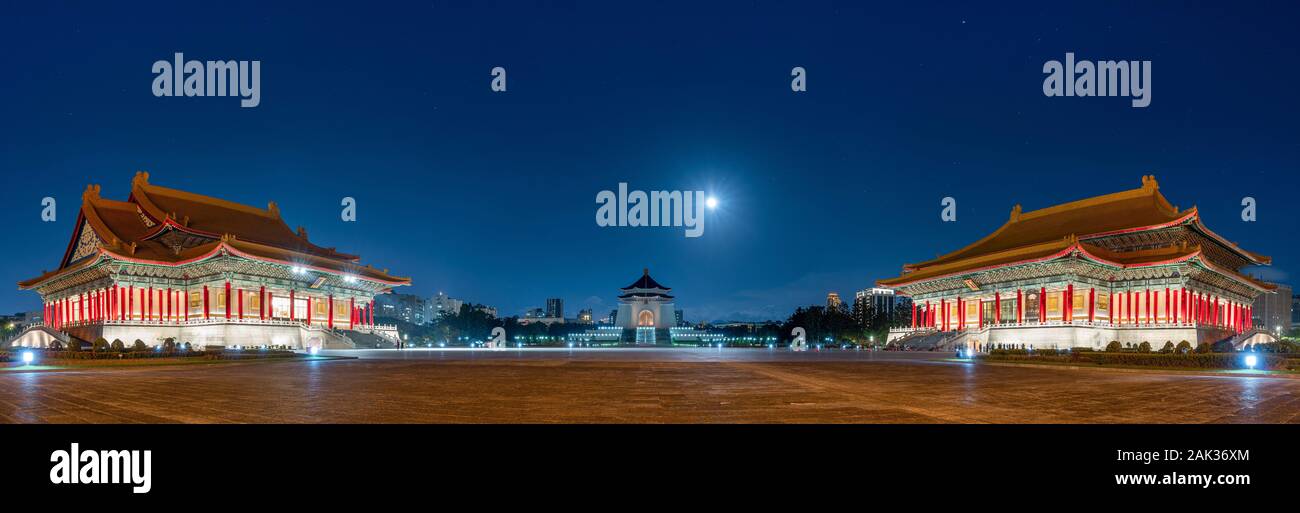 Nuit Panorama de la place de la liberté à Taipei, Taiwan de nuit avec lune qui brille au-dessus de Chiang Kai Shek Memorial Hall Banque D'Images