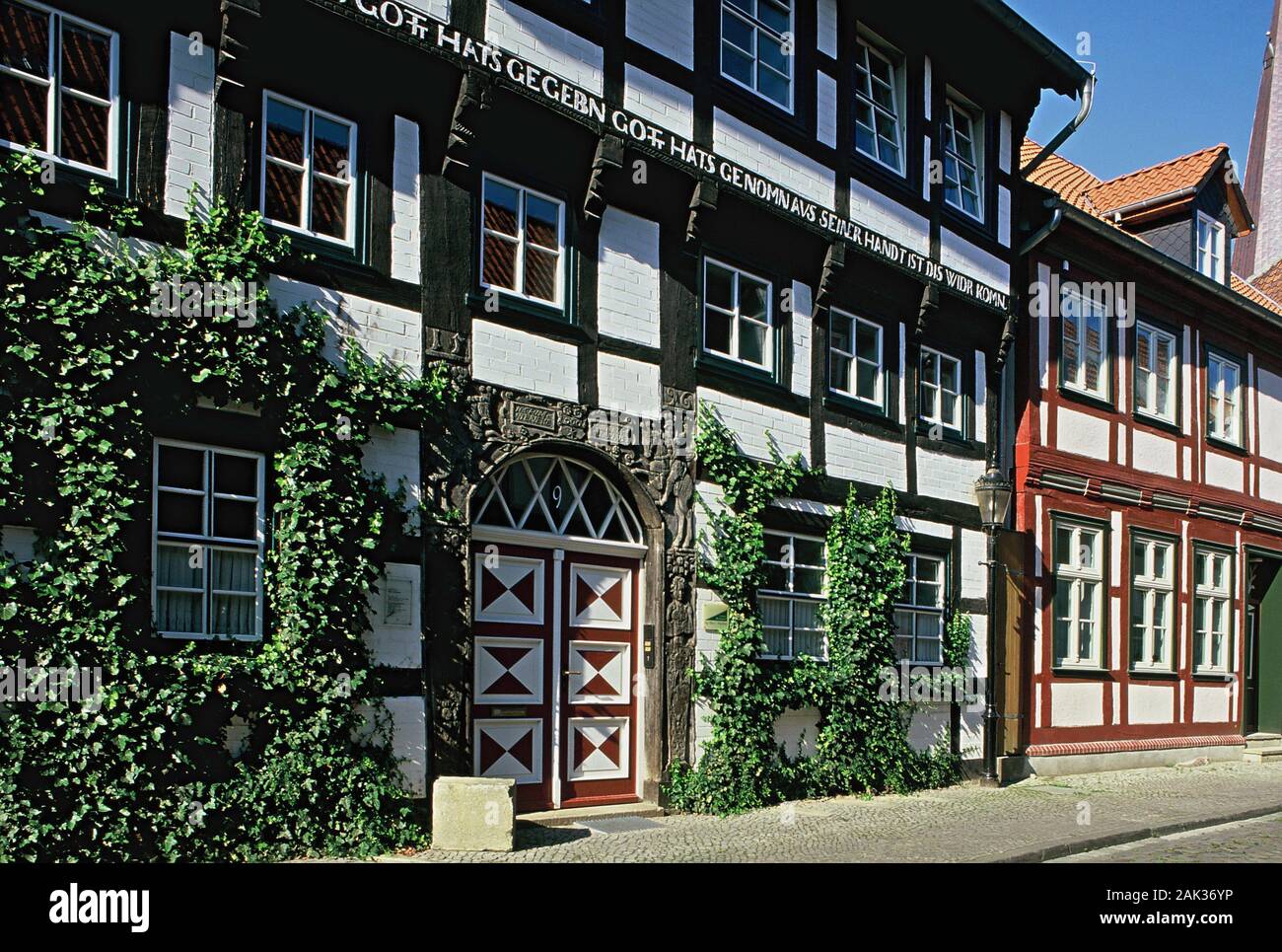 De magnifiques maisons à colombages alignez les Schmiedegasse dans la vieille ville de Salzwedel. Alcobendas est situé dans la région de l'Altmark dans l'Etat fédéral Banque D'Images