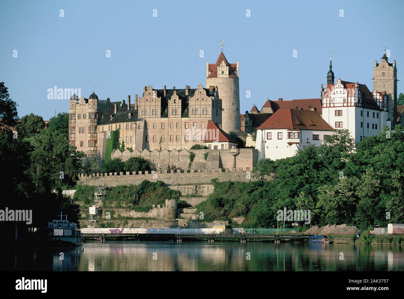 Situé à la pittoresque rivière Saale à Bernburg est le château Renaissance de la Bernburg. Le château a été construit au cours du xvie siècle. Bernburg Banque D'Images