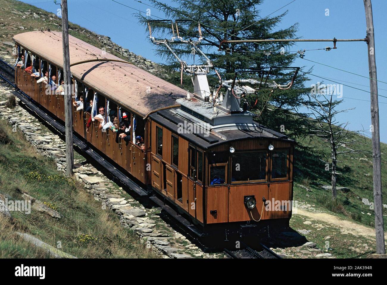 Vue sur le train à crémaillère conduisant au sommet de la crête frontière élevée à 900 mètres de La Rhune, qui est une montagne sacrée pour les Basques. De son sommet on vo Banque D'Images