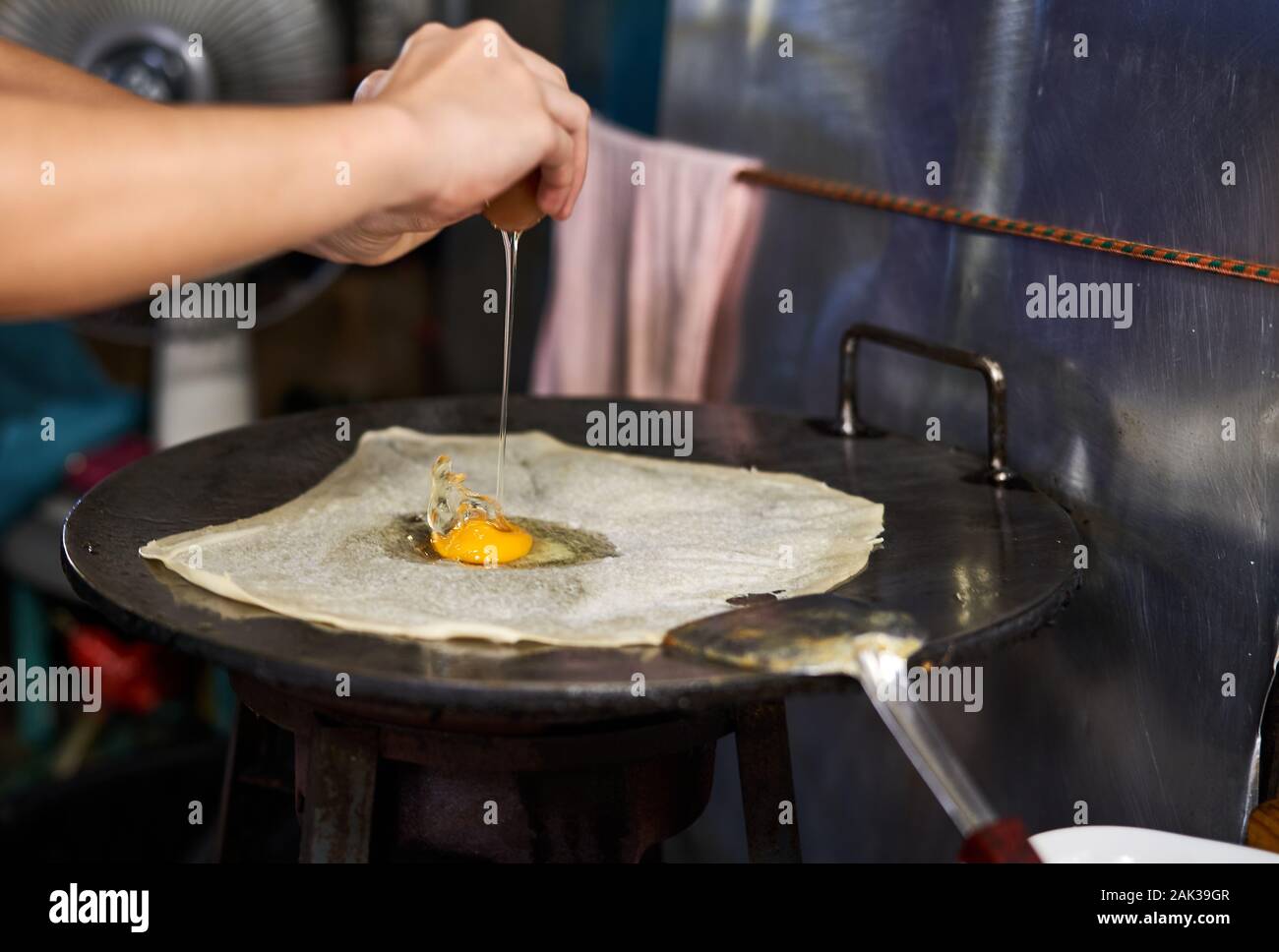 Chef de cuisine est un dessert traditionnel thaïlandais Thai Roti sur un marché de nuit à Bangkok, Thaïlande Banque D'Images