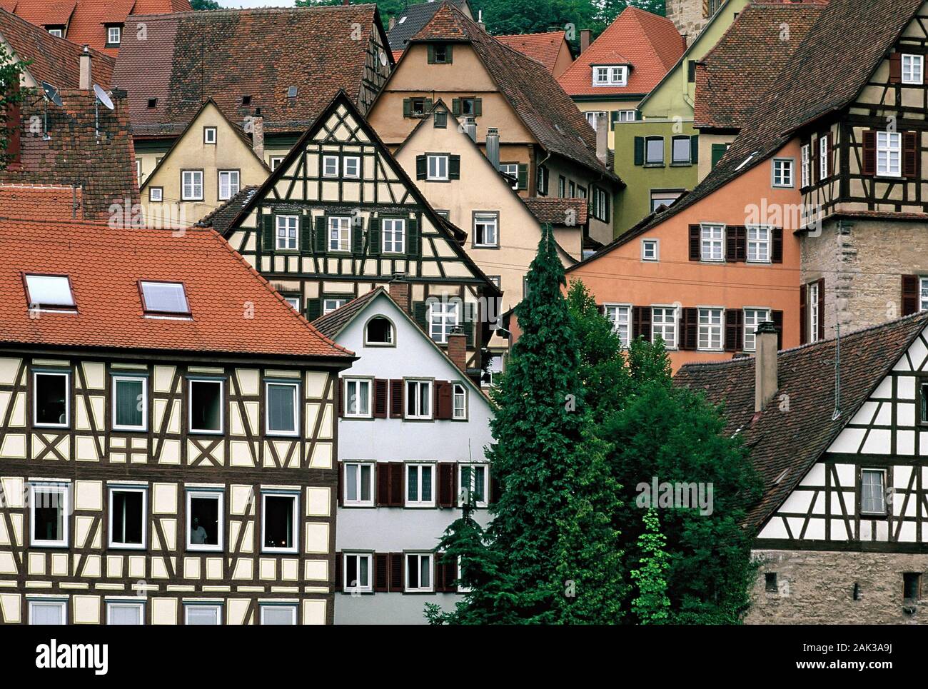 De magnifiques maisons à colombages dans la vieille ville de Schwäbisch Hall. Schwäbisch Hall est situé au bord de la forêt dans le Swabian-Franconian Banque D'Images