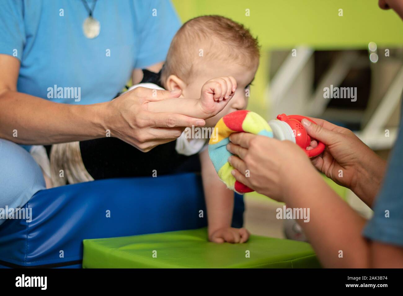 Portrait d'un bébé souffrant de paralysie cérébrale sur la physiothérapie au centre de thérapie pour enfants. Garçon avec handicap a la thérapie en faisant des exercices. Besoins spéciaux. Banque D'Images