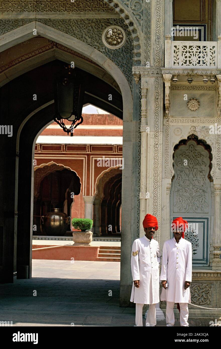 Deux gardes habillés traditionnels debout devant la Porte des Lions de la ville palace à Jaipur. Jaipur est la capitale de l'état fédéral de Rajasth Banque D'Images