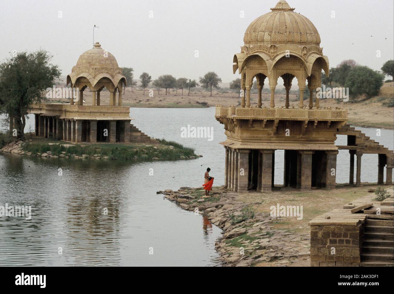Certains pavillons pittoresques sont situés au lac artificiel Gadi Sagar près de Jaisalmer. Jaisalmer est situé dans le centre du désert du Thar dans le f Banque D'Images